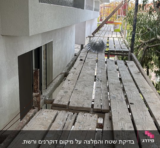 דוקרנים על קיר למניעת יונים